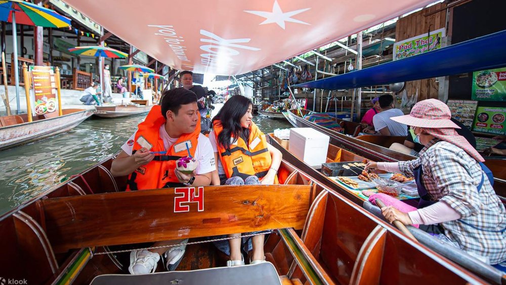 1. Damnoen Saduak Floating Marke