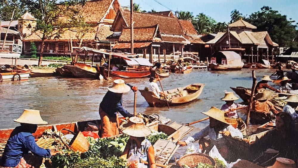 9. Wat Sai Floating Market