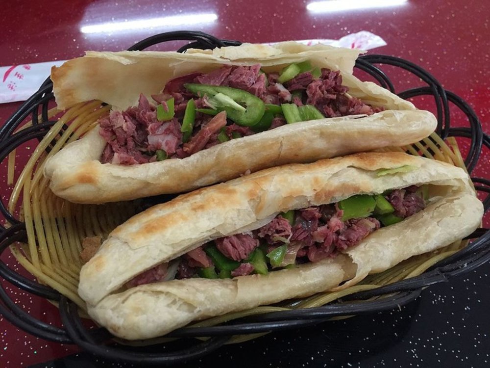 Bánh Mì Kẹp Thịt Lừa