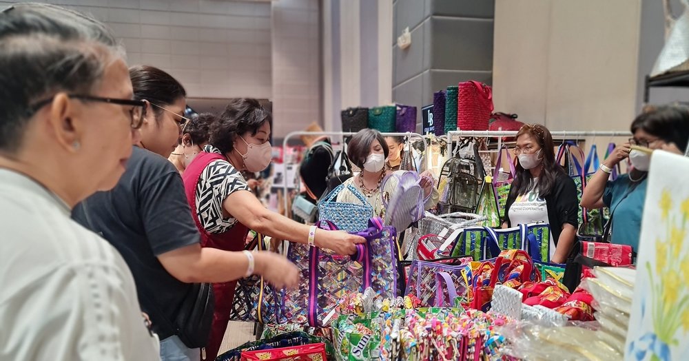 Women buying native bag