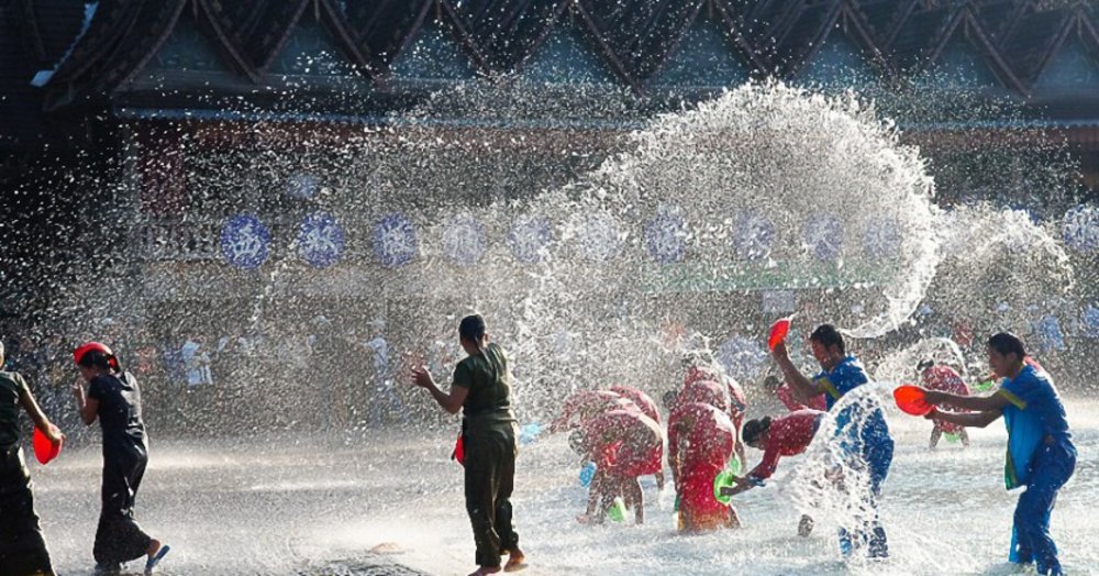 Lễ Hội Té Nước Ở Tây Song Bản Nạp