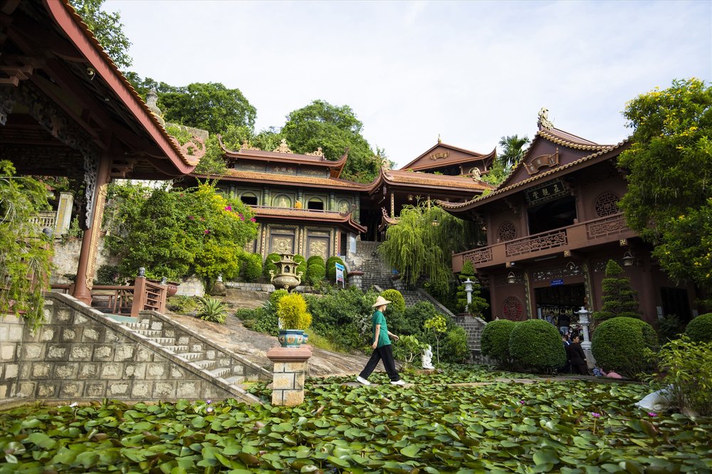 Khuôn Viên Chùa Hang