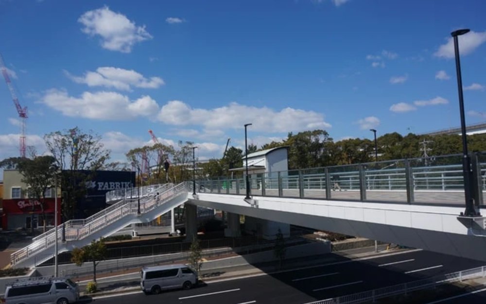 沿著天橋至對面後，延著指標走