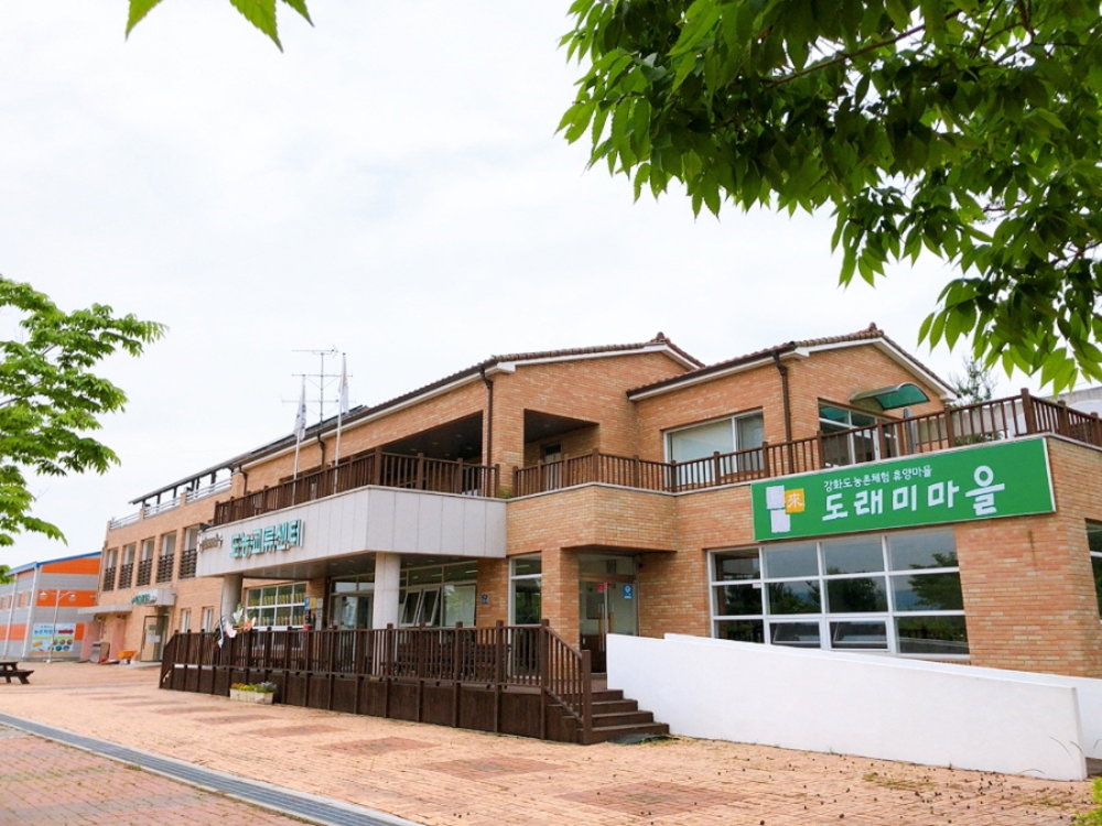 Brick building in the daylight