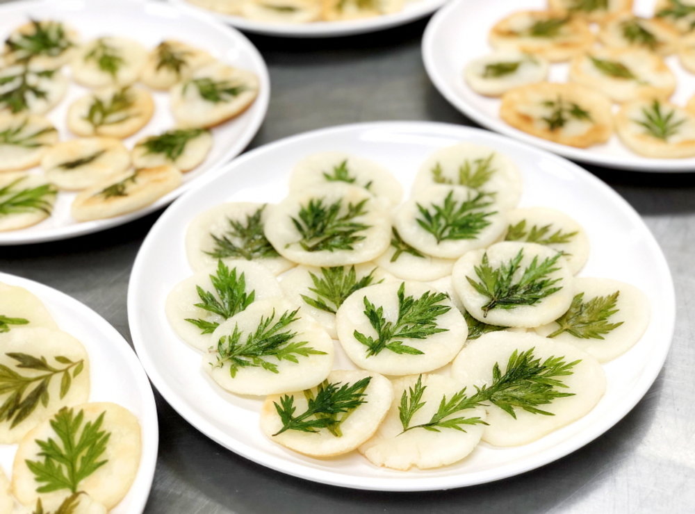 rice cakes with leaves