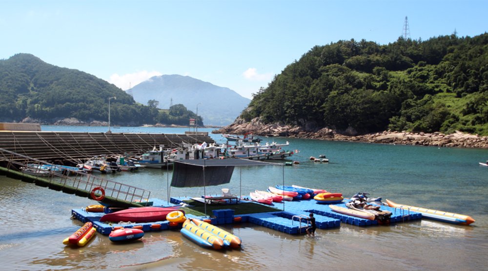 small kayak boats along the coastline