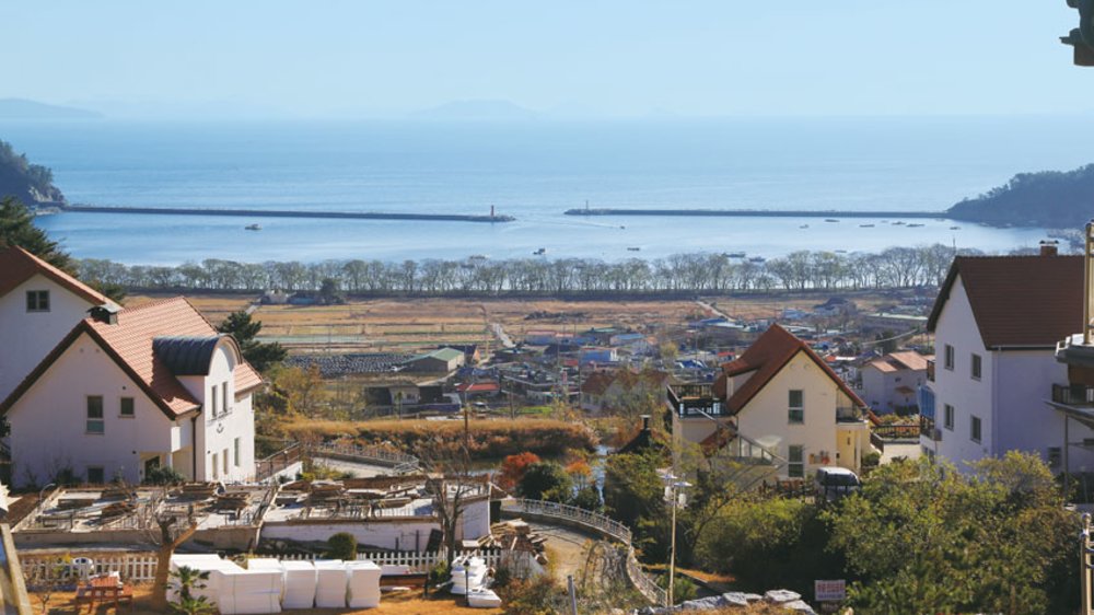 houses scattered in the countryside