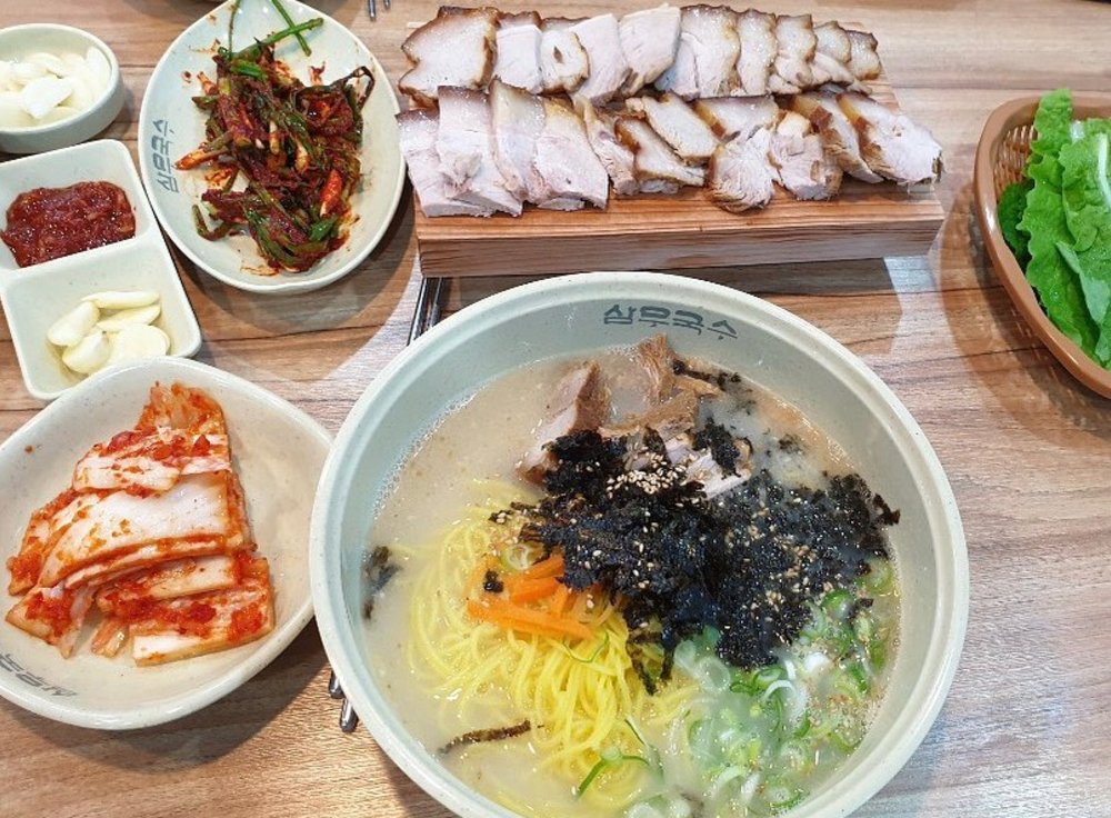 source: Instagram @jeju_sammoogooksoo|三無麵館 (삼무국수)