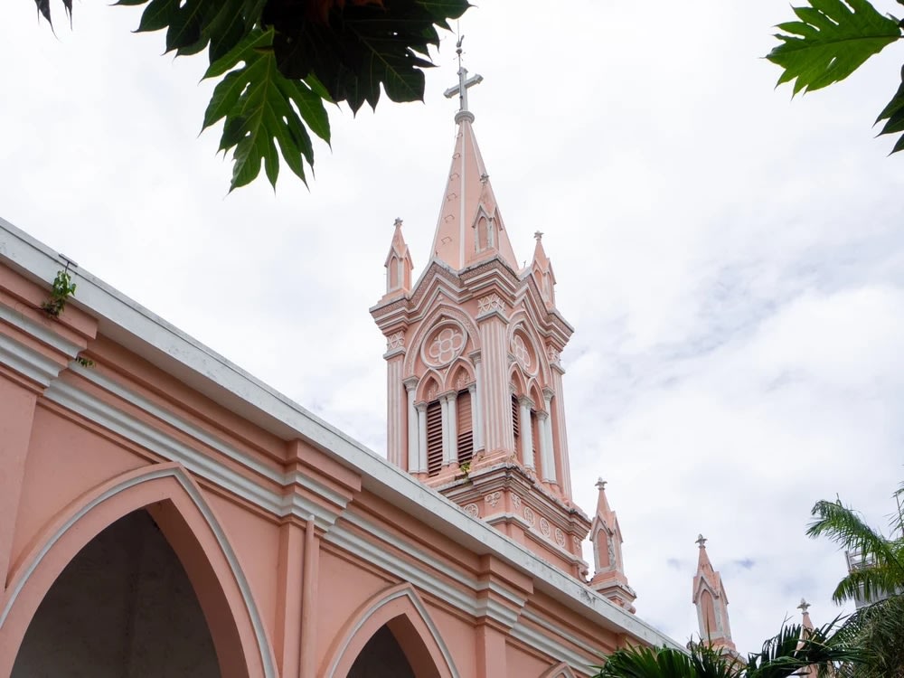 雨季的峴港適合安排室內行程，例如參觀粉紅教堂