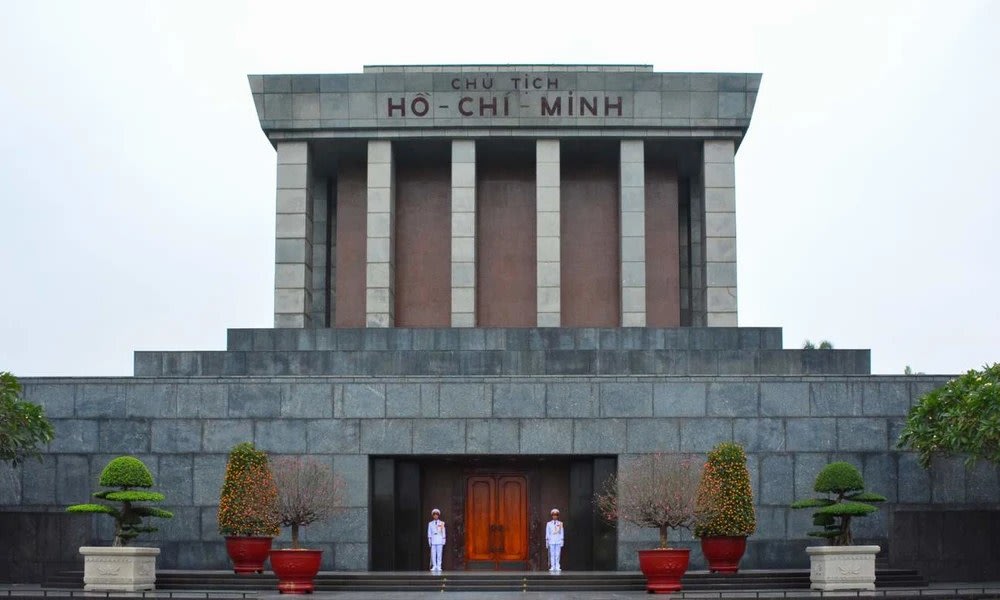 夏季的河內天氣多雨，適合安排室內行程，例如參觀胡志明主席陵