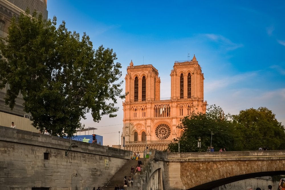 . Quảng Trường Parvis Của Notre-Dame De Paris