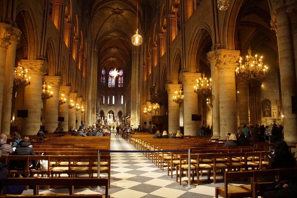 Hành Lang Chính (Nave) Của Nhà Thờ