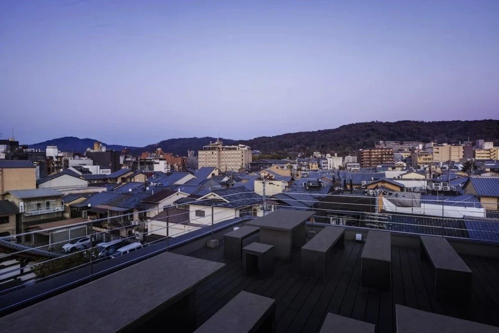 頂樓可俯瞰古老的街景,並遠眺隨季節變換的山景
