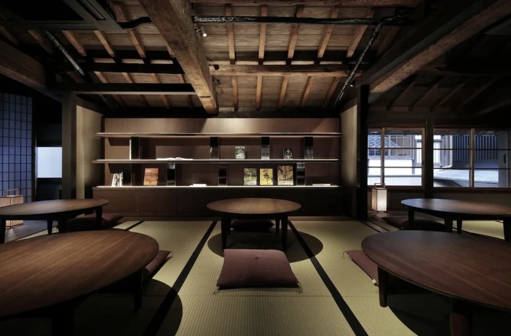 傳統京町屋經過保存和翻新,被重新設計為休息室,可在此閱讀或享用咖啡和茶