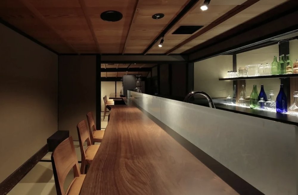 酒廊酒吧是沐浴後放鬆身心的理想場所,來一杯精選葡萄酒,沉浸在京町屋的獨特氛圍中,享受寧靜而愉悅的時光