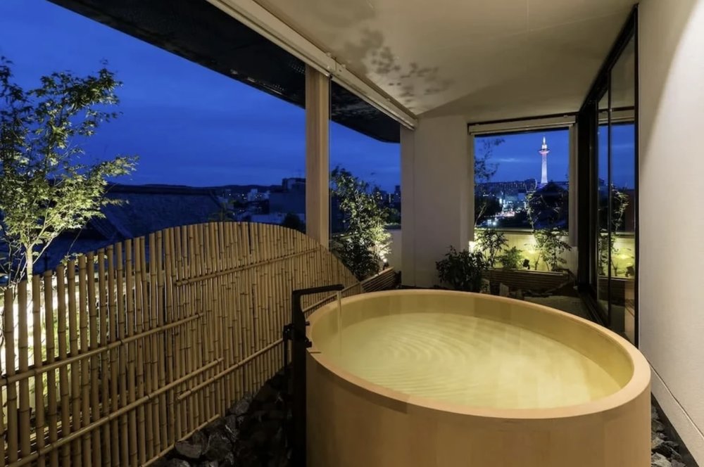 小型套房內部花園配有戶外浴室,獨享京都塔和東本願寺的美景