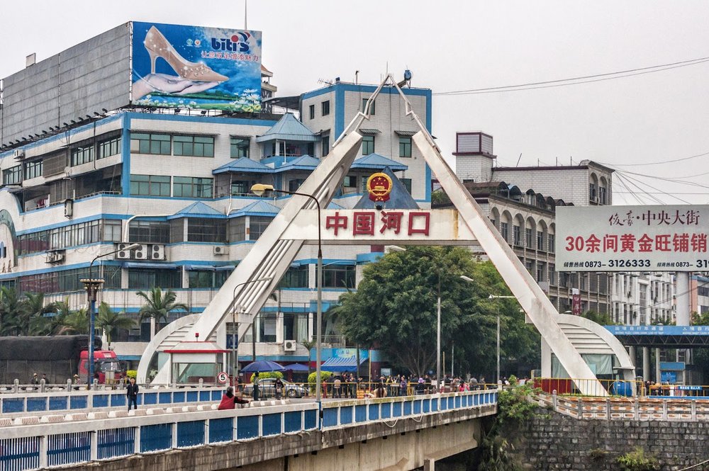 Check-in Cửa Khẩu Hà Khẩu, Ăn Trưa, Và Đến Khách Sạn