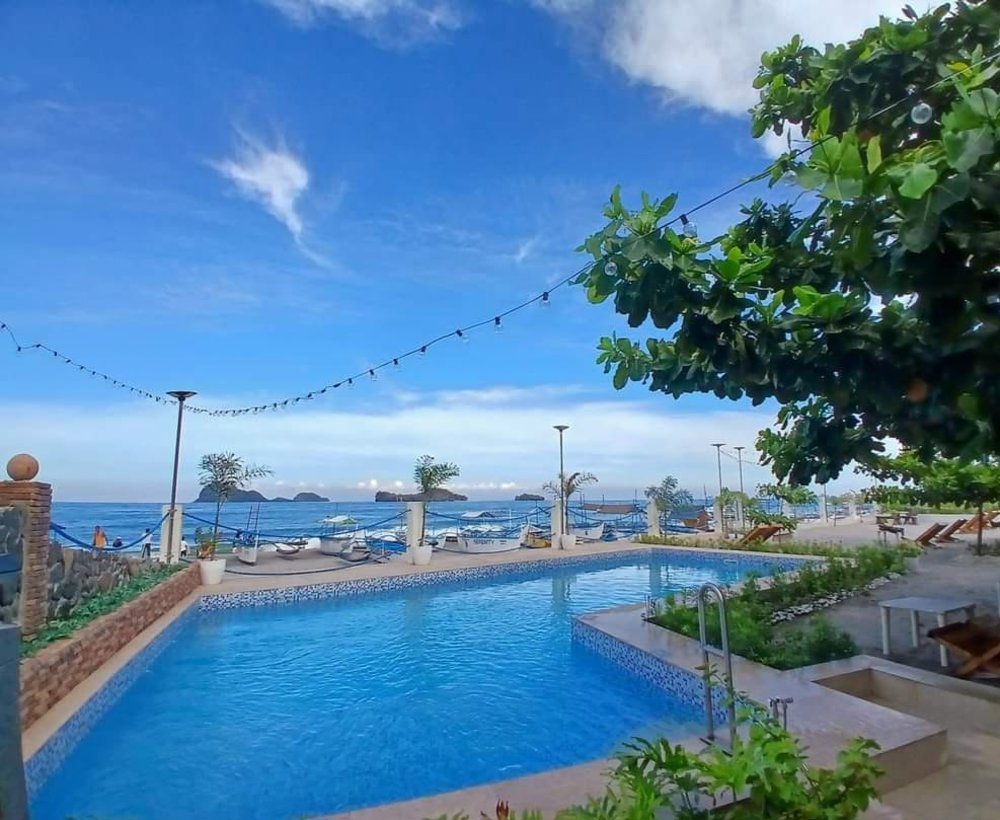 A pool overlooking the beach