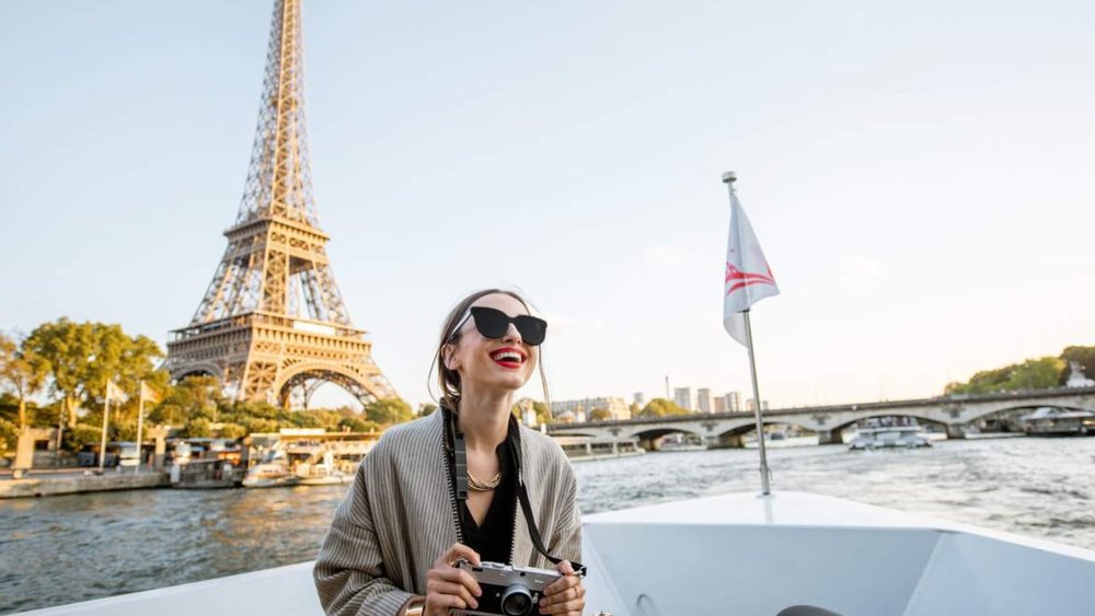 Lady in front of Eiffel Tower