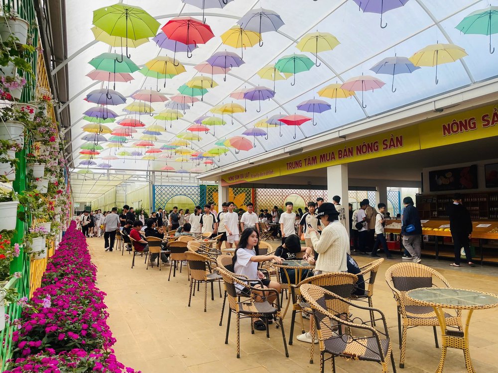 Thưởng Thức Ẩm Thực Tại Làng Hoa Vạn Thành