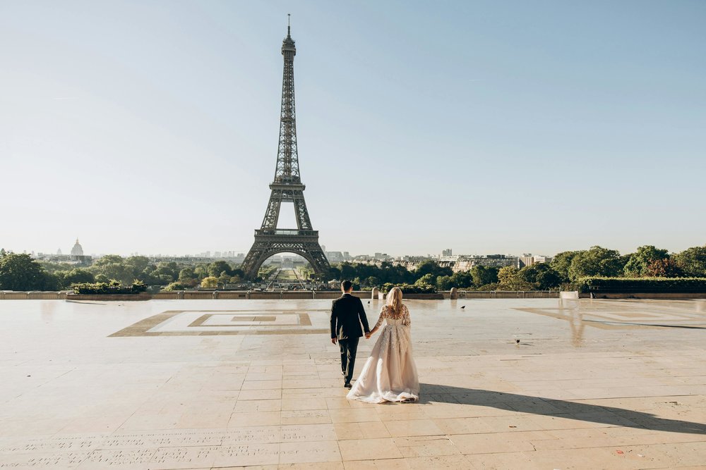 Couple posing near Eiffel Tower Credits : Dimitri Kuliuk/Pexels