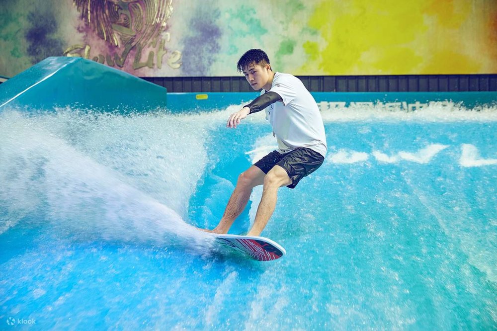 Trải Nghiệm Lướt Ván Trong Nhà Tại FlowLife Tuoji 