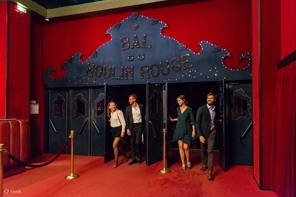 觀賞紅磨坊表演的客人，需穿著較正式的服裝