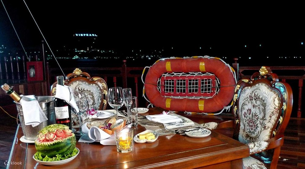 Trải Nghiệm Ăn Tối Trên Thuyền Emperor Ở Nha Trang