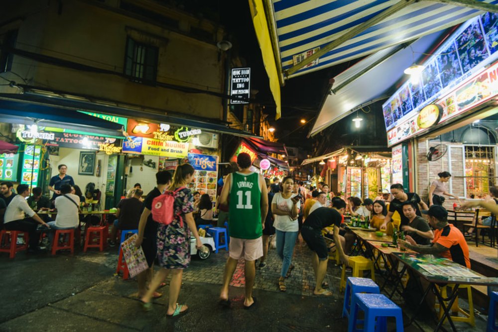 Eat to your heart's delight at the local eateries and stalls of Hanoi Credits : Klook