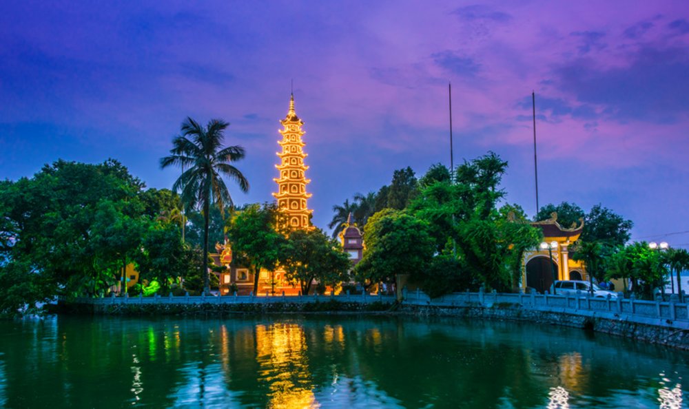Trấn Quốc Pagoda at Night Image Credits : Klook 