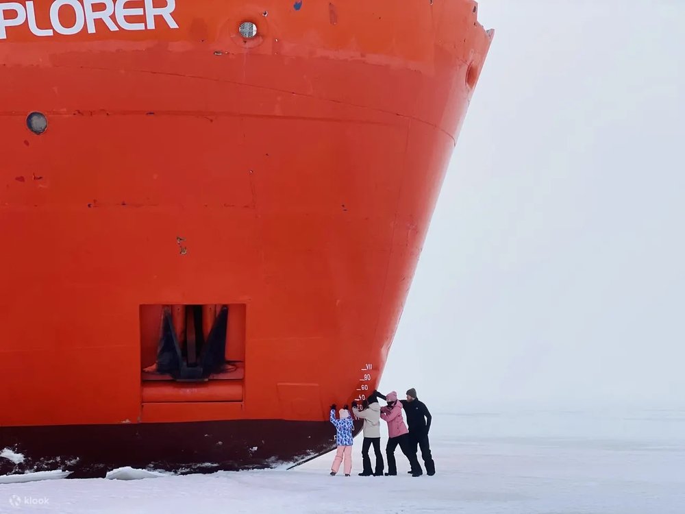 芬蘭破冰船 遊客推著大船