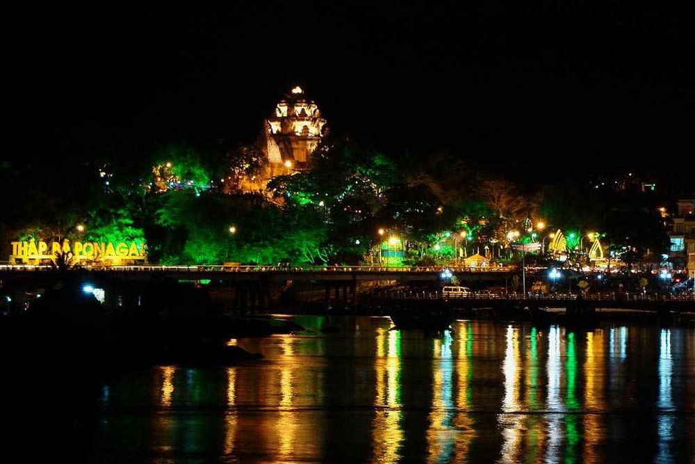 Khám Phá Tháp Bà Về Đêm 