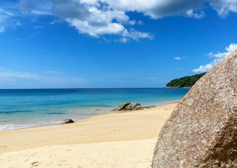 Bãi Biển Naithon Với Nhiều Tiện Nghi 