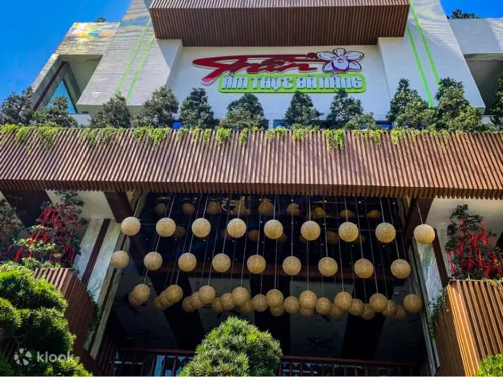 Da Nang Local Specialties & Dining Experience at Tran Restaurant