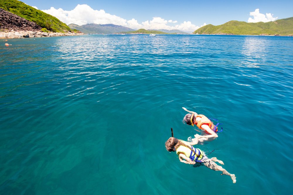 Đắm mình trong làn nước biển xanh ngắt