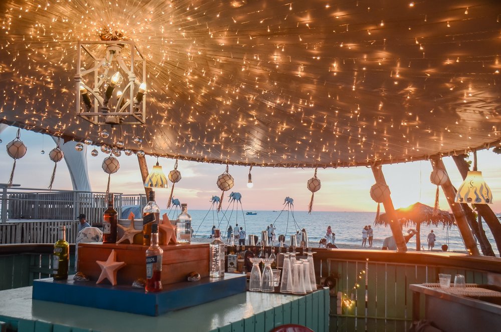 "Bung xõa" hết mình tại Sunset Sanato Beach Club