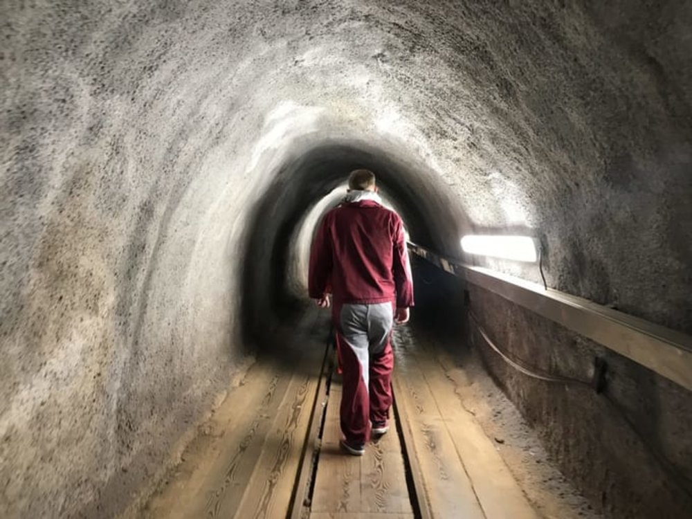 哈修塔特鹽洞探索 穿著礦工裝走在鹽洞中