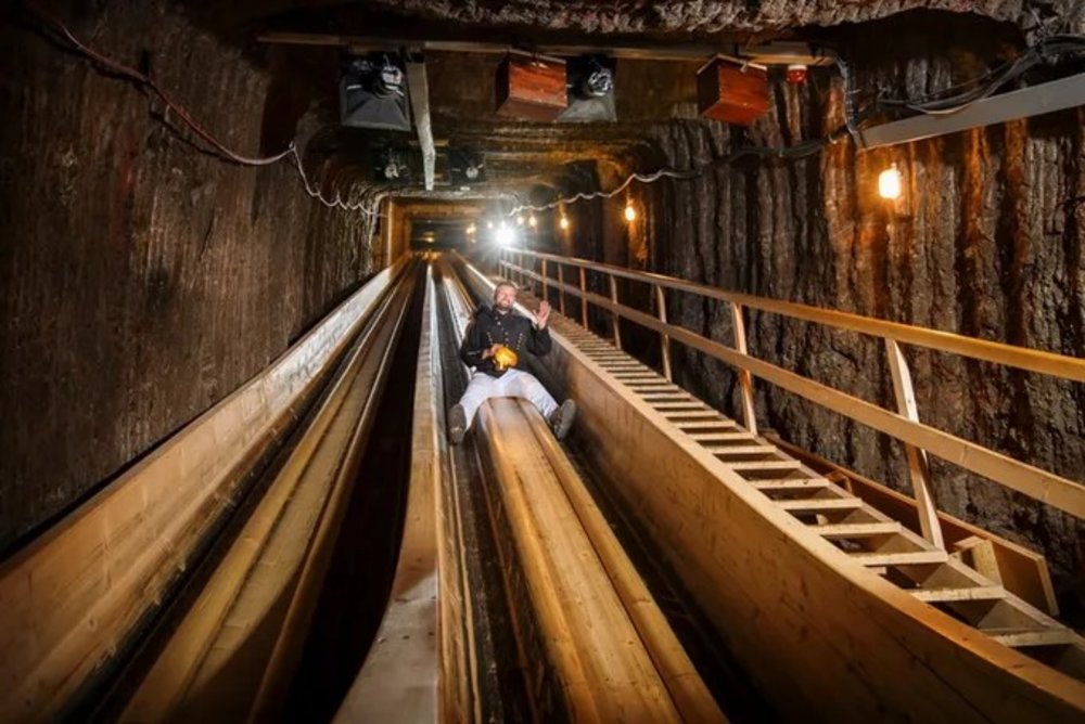 哈修塔特鹽洞 凹槽型木頭溜滑梯
