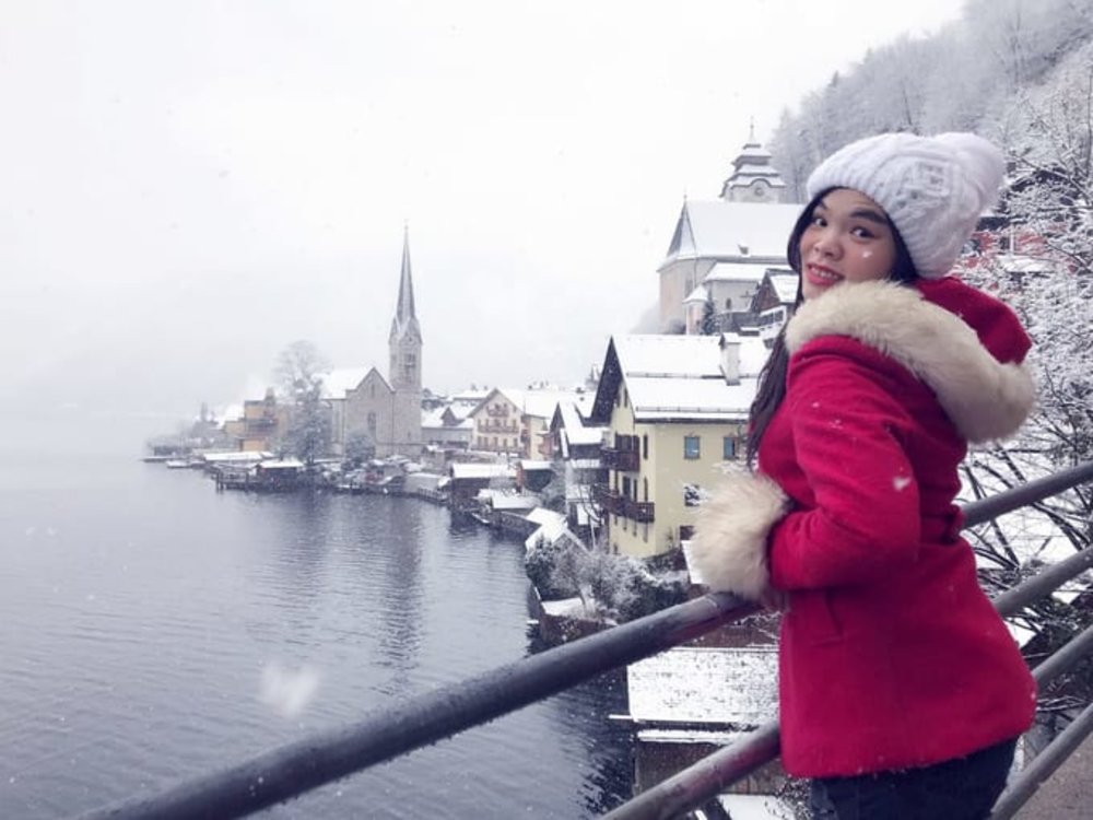 哈修塔特冬日穿搭建議 女性穿紅色外套