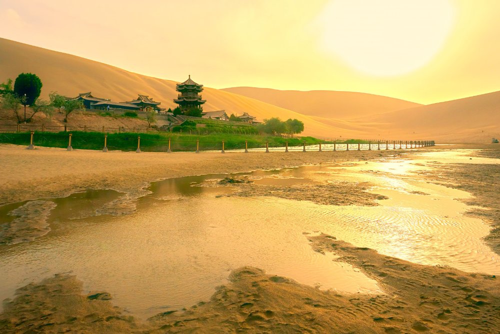 Lịch Sử Hình Thành Hồ Nguyệt Nha Tuyền Giữa Sa Mạc