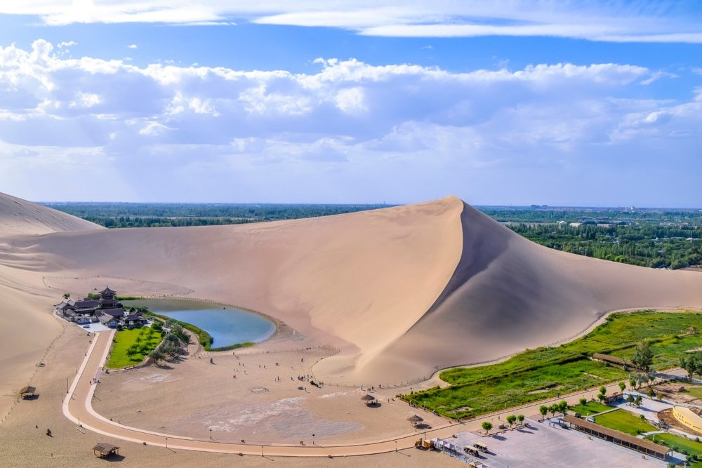 Lịch Sử Hình Thành Hồ Nguyệt Nha Tuyền Giữa Sa Mạc