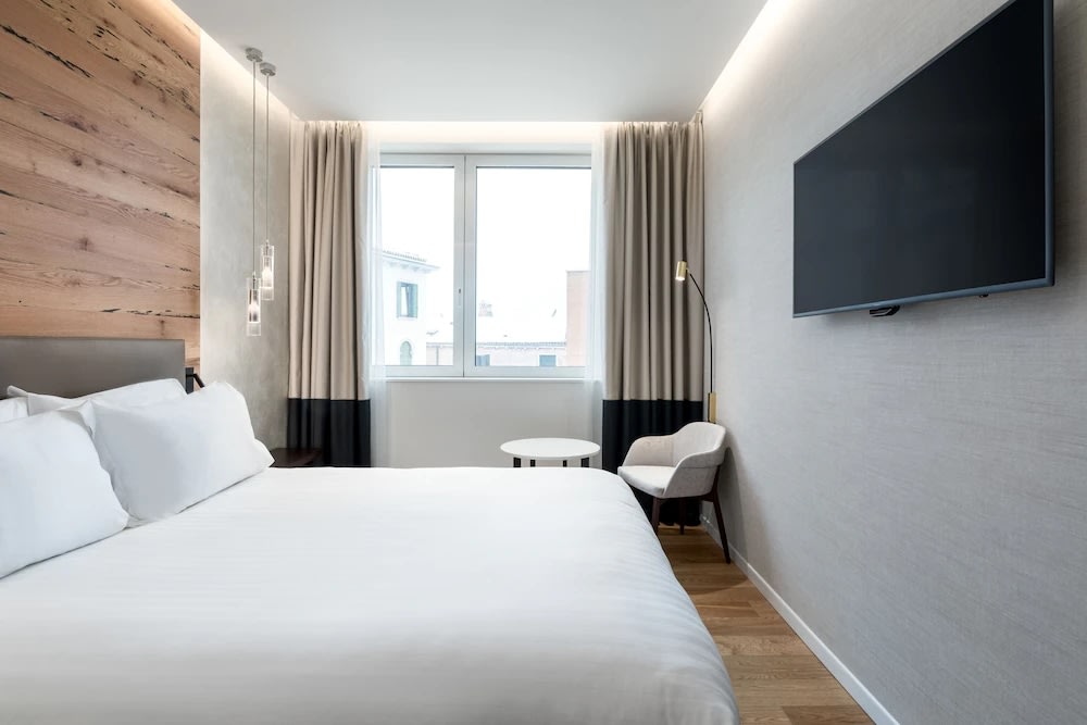 艾思威尼斯飯店 