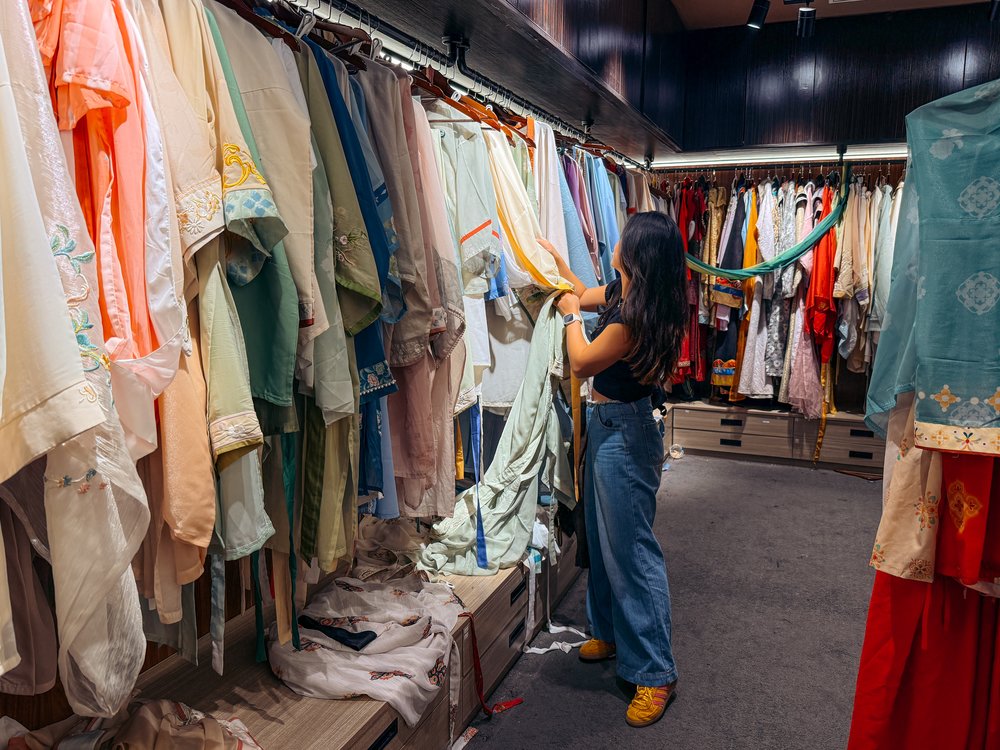 Shanghai Itinerary for First Timers - Xuyan Immersive Imperial Feast Dinner Choosing Outfits