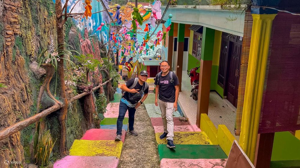 Ngày 3: Di Chuyển Từ Đài Bắc Đến Đài Trung - Làng Cầu Vồng, Chợ Đêm Phùng Giáp