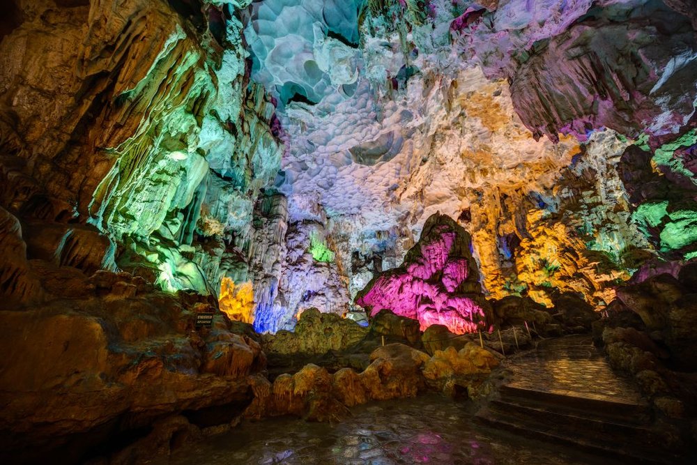 ベトナム ハロン湾 ダウゴー洞窟 ライトアップ