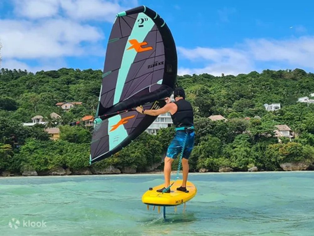 Wingfoiling in Boracay