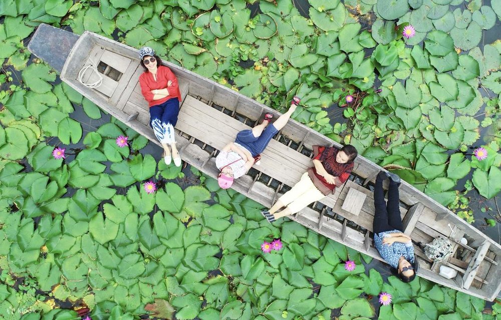 Trải Nghiệm Văn Hoá Thái Lan tại Chợ Thonburi và Hồ Sen Đỏ