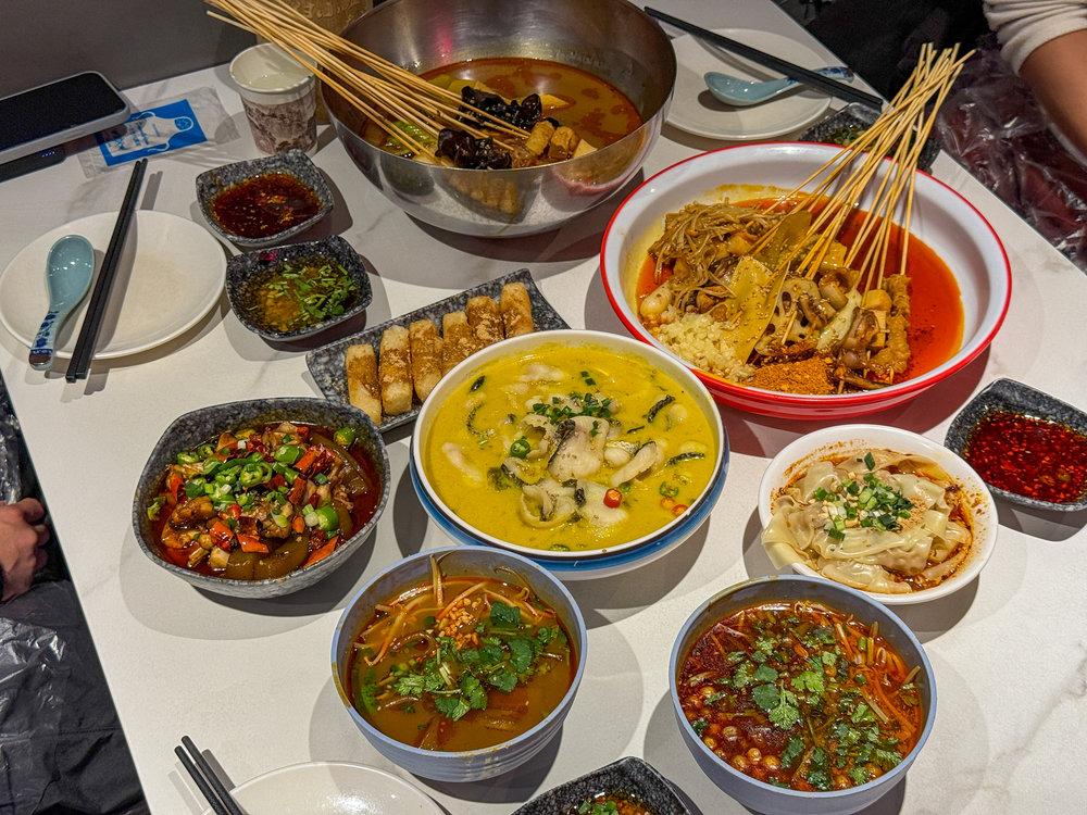 แผนเที่ยวปักกิ่ง 5 วัน – ทานมื้อเย็นที่ **ร้าน 付小姐在成都 Mala Chuan Chuan** (Miss Fu at Chengdu – มาล่าชวนชวน)