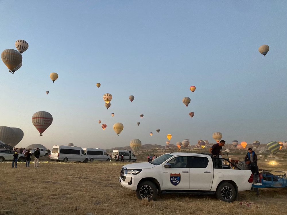 トルコ🇹🇷  カッパドキアでの気球ツアー 車　気球