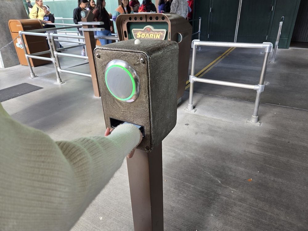 4100 DLR lightening lane scan